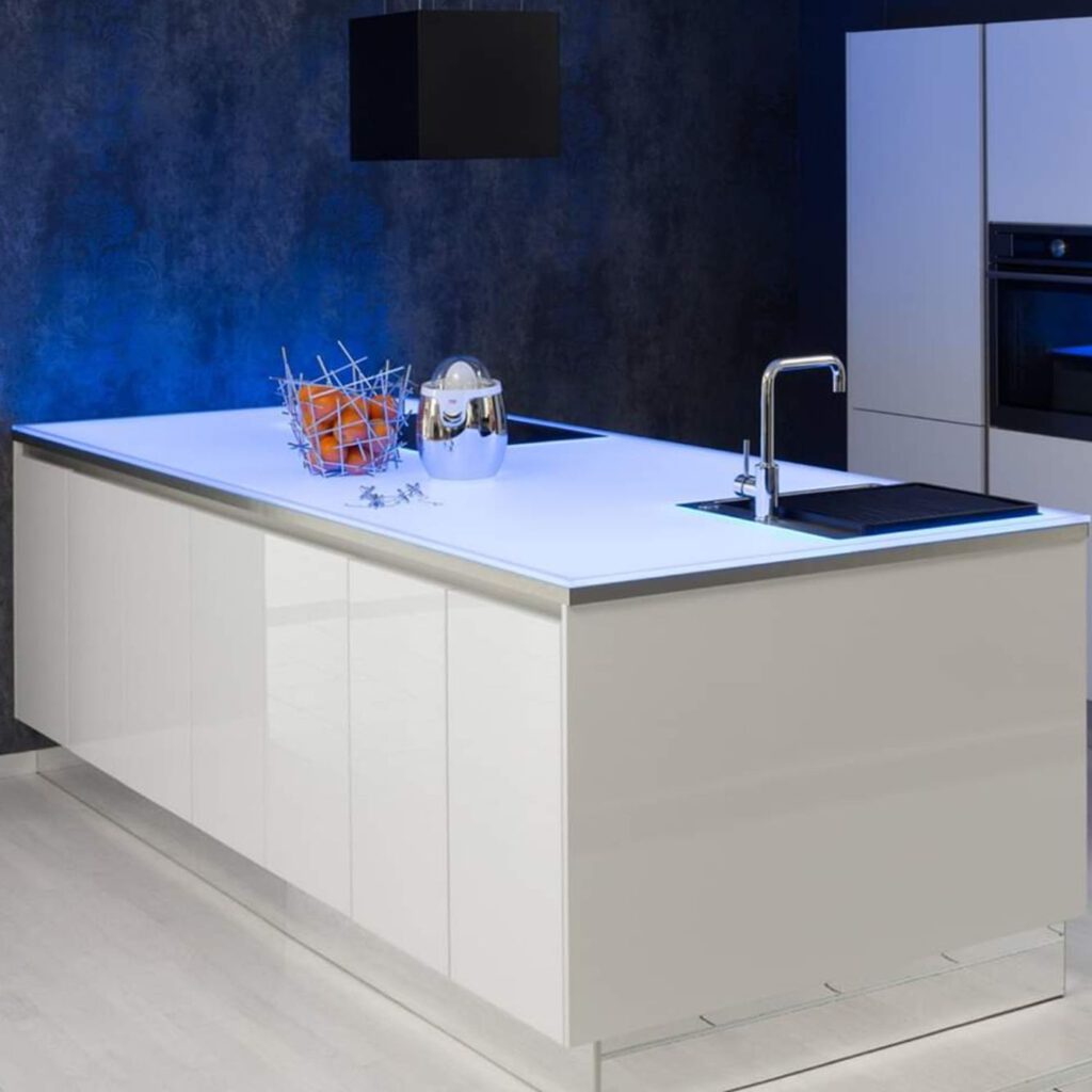 Ein erfahrenes Team montiert Küchenrückwände aus Glas in Goch.